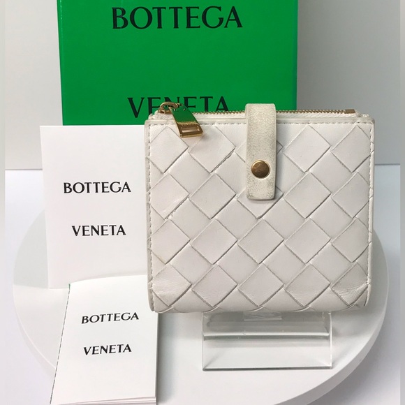 Bottega Veneta Handbags - Bottega Veneta Intrecciato Lambskin Leather Wallet 😍